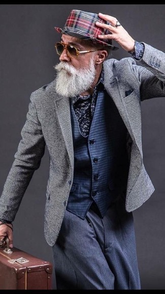С чем носить черную шляпу в шотландскую клетку мужчине: Если день обещает быть сумасшедшим, сочетание серого пиджака и черной шляпы в шотландскую клетку позволит создать практичный лук в повседневном стиле.
