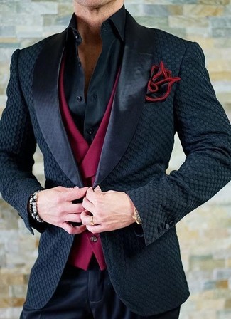 С чем носить темно-красный нагрудный платок в деловом стиле: Черный сатиновый пиджак и темно-красный нагрудный платок помогут создать несложный и функциональный образ для выходного дня в парке или вечера в пабе с друзьями.