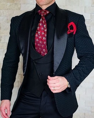 С чем носить красный галстук с цветочным принтом мужчине осень: Несмотря на то, что этот лук выглядит довольно выдержанно, образ из черного сатинового пиджака и красного галстука с цветочным принтом является постоянным выбором стильных мужчин, непременно пленяя при этом дамские сердца. Этот ансамбль идеально подходит для изменчивой осенней погоды.