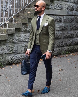 С чем носить темно-бирюзовый пиджак в 30 лет мужчине в деловом стиле: Темно-бирюзовый пиджак в сочетании с темно-синими классическими брюками — великолепный пример строгого делового стиля. Синие кожаные монки станут отличным завершением твоего лука.