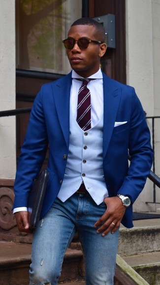 С чем носить темно-синие рваные зауженные джинсы мужчине в теплую погоду в стиле смарт-кэжуал: Если в одежде ты делаешь ставку на комфорт и функциональность, синий пиджак и темно-синие рваные зауженные джинсы — хороший выбор для расслабленного повседневного мужского ансамбля.