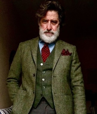 С чем носить шерстяной пиджак с узором "в ёлочку" за 60 лет мужчине: Шерстяной пиджак с узором "в ёлочку" в паре с темно-коричневыми шерстяными классическими брюками поможет создать модный и мужественный образ.