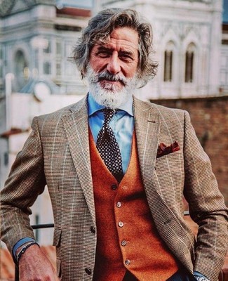 С чем носить оранжевый жилет за 60 лет: Комбо из оранжевого жилета и коричневого пиджака в клетку поможет создать стильный и мужественный образ.