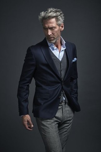 С чем носить темно-синий пиджак за 50 лет мужчине в деловом стиле: Комбо из темно-синего пиджака и серых шерстяных классических брюк поможет реализовать строгий деловой стиль.