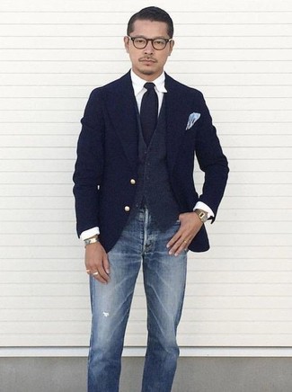 Как носить темно-синие джинсы с темно-синим пиджаком мужчине в теплую погоду: Темно-синий пиджак и темно-синие джинсы — обязательные вещи в гардеробе мужчин с чувством стиля.