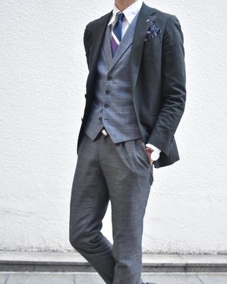 С чем носить темно-пурпурный галстук в вертикальную полоску мужчине в деловом стиле: Темно-серый пиджак в сочетании с темно-пурпурным галстуком в вертикальную полоску — олицетворение изысканного мужского стиля.