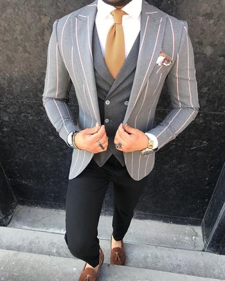 Какие пиджаки носить с серым жилетом в теплую погоду в деловом стиле: Пиджак и серый жилет — превосходный пример изысканного мужского стиля. Пара коричневых замшевых лоферов с кисточками свяжет лук воедино.
