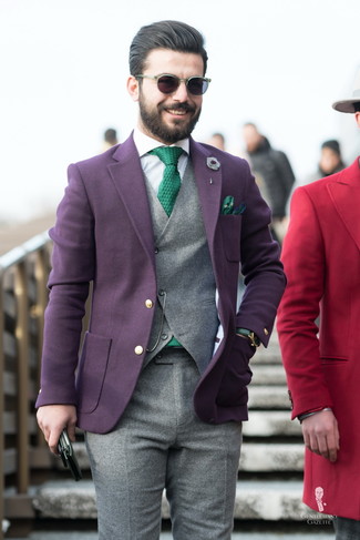 С чем носить светло-фиолетовые солнцезащитные очки в 30 лет мужчине осень в деловом стиле: Если ты отдаешь предпочтение удобству и практичности, тебе понравится сочетание темно-пурпурного шерстяного пиджака и светло-фиолетовых солнцезащитных очков. Если хочешь выглядеть с иголочки и по-осеннему ярко, обязательно возьми этот образ на заметку.