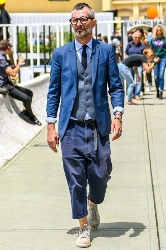 С чем носить синий пиджак за 40 лет мужчине осень: Синий пиджак в сочетании с темно-синими брюками чинос позволит подчеркнуть твою индивидуальность и выделиться из общей массы. Если сочетание несочетаемого привлекает тебя не меньше, чем проверенная классика, дополни свой образ белыми кожаными низкими кедами. Такой ансамбль поможет создать уютное осеннее настроение, какой бы ни была погода за окном.