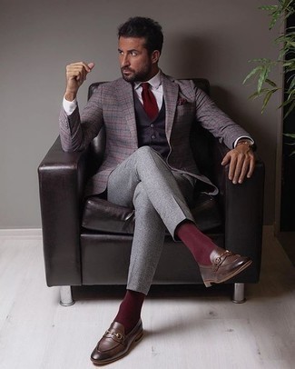 С чем носить пурпурный жилет: Комбо из пурпурного жилета и серых классических брюк поможет создать эффектный мужской лук. Если ты любишь более практичную обувь, останови свой выбор на темно-коричневых кожаных лоферах.