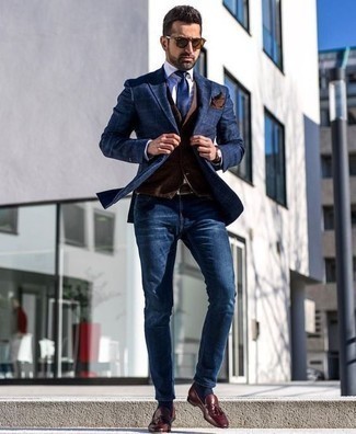 С чем носить синие джинсы в 30 лет мужчине в деловом стиле: Темно-синий пиджак в паре с синими джинсами — превосходный пример непринужденного офисного стиля для джентльменов. Любители экспериментировать могут закончить лук темно-красными кожаными лоферами с кисточками, тем самым добавив в него чуточку изысканности.