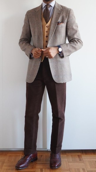 Как носить голубую классическую рубашку в вертикальную полоску с светло-коричневым пиджаком в шотландскую клетку в 30 лет мужчине: Если ты принадлежишь к той категории парней, которые разбираются в моде, тебе подойдет сочетание светло-коричневого пиджака в шотландскую клетку и голубой классической рубашки в вертикальную полоску. Любители экспериментов могут завершить ансамбль темно-красными кожаными брогами, тем самым добавив в него толику изысканности.