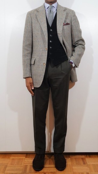 Модный лук: серый пиджак с узором "в ёлочку", черный жилет, голубая классическая рубашка в вертикальную полоску, темно-серые классические брюки