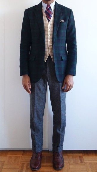 Какие брюки чинос носить с темно-сине-зеленым пиджаком: Темно-сине-зеленый пиджак в паре с брюками чинос — хороший офисный вариант для молодых людей. Любители экспериментировать могут завершить лук темно-красными кожаными оксфордами, тем самым добавив в него немного классики.