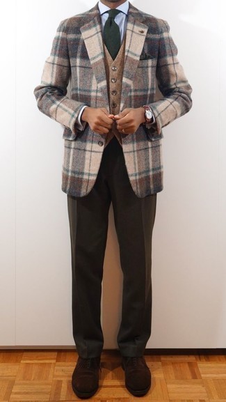 С чем носить светло-коричневый шерстяной пиджак в шотландскую клетку мужчине осень в деловом стиле: Сочетание светло-коричневого шерстяного пиджака в шотландскую клетку и темно-коричневых классических брюк позволит воплотить строгий деловой стиль. Любители экспериментировать могут закончить ансамбль темно-коричневыми замшевыми оксфордами, тем самым добавив в него чуточку классики. Это стильный ансамбль, который идеально подходит для переменчивой осенней погоды.