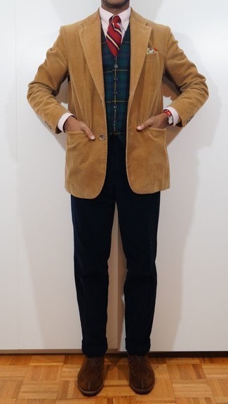 Какие классические рубашки носить с светло-коричневым пиджаком мужчине осень в стиле смарт-кэжуал: Согласись, дуэт светло-коричневого пиджака и классической рубашки выглядит отменно? Весьма уместно здесь выглядят коричневые замшевые туфли дерби. Подобное сочетание легко поднимет настроение в тоскливый осенний день.