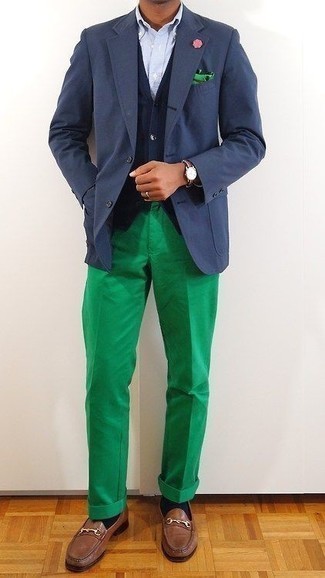 С чем носить коричневые кожаные лоферы мужчине: Темно-синий пиджак в сочетании с зелеными классическими брюками позволит создать стильный и привлекательный ансамбль. Вместе с этим ансамблем стильно выглядят коричневые кожаные лоферы.