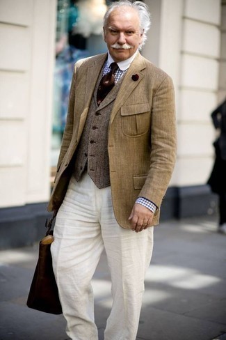 Как носить светло-коричневый пиджак с белыми классическими брюками мужчине в деловом стиле: Сочетание светло-коричневого пиджака и белых классических брюк поможет создать стильный и привлекательный ансамбль.