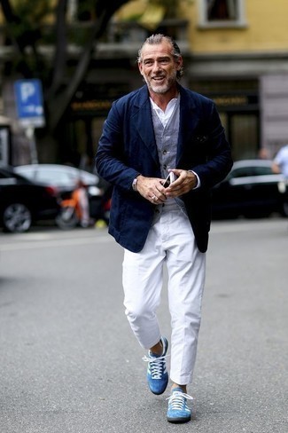 Какие низкие кеды носить с темно-сине-белым пиджаком за 50 лет мужчине: Если ты из той когорты парней, которые разбираются в моде, тебе придется по душе образ из темно-сине-белого пиджака и белых брюк чинос. Закончив образ низкими кедами, можно привнести в него свежие нотки.