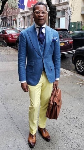С чем носить синий пиджак мужчине осень: Синий пиджак и желтые классические брюки — обязательные вещи в классическом мужском гардеробе. Весьма кстати здесь будут смотреться табачные кожаные оксфорды. Нам кажется, это здоровское дуэт в прохладную осеннюю погоду.