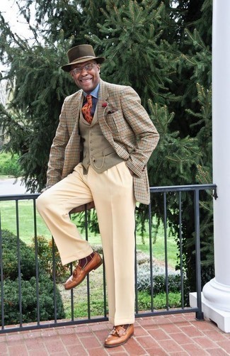 С чем носить оливковую шляпу за 50 лет мужчине в деловом стиле: Светло-коричневый пиджак с узором "гусиные лапки" и оливковая шляпа — хорошая формула для воплощения привлекательного и функционального лука. В паре с табачными кожаными лоферами с кисточками такой образ смотрится особенно выгодно.