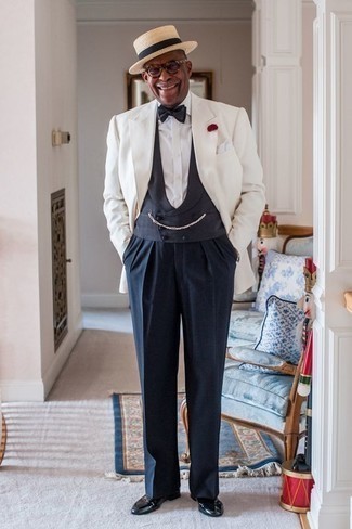 Как носить классические брюки с лоферами за 50 лет мужчине осень в деловом стиле: Белый пиджак в паре с классическими брюками позволит реализовать строгий деловой стиль. Весьма кстати здесь смотрятся лоферы. Такое сочетание одежды с легкостью поднимет настроение в прохладный осенний день.