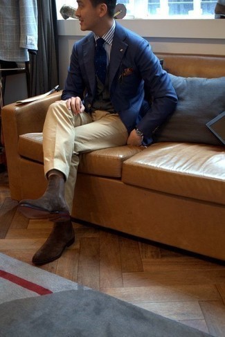 Как носить бежевые классические брюки с коричневыми замшевыми ботинками челси мужчине осень в деловом стиле: Сочетание темно-синего пиджака и бежевых классических брюк позволит составить стильный и в то же время утонченный образ. Любишь дерзкие решения? Можешь закончить свой лук коричневыми замшевыми ботинками челси. Это стильный лук, который идеально подойдет для капризной осенней погоды.