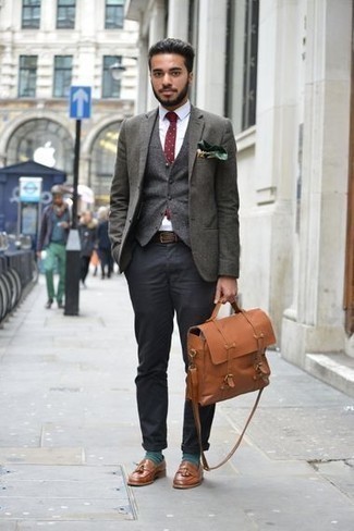С чем носить темно-коричневый кожаный плетеный ремень в 30 лет мужчине в теплую погоду в деловом стиле: Сочетание темно-зеленого пиджака и темно-коричневого кожаного плетеного ремень - очень практично, и поэтому идеально подходит для воплощения привлекательного повседневного стиля. Хочешь добавить сюда немного классики? Тогда в качестве обуви к этому ансамблю, стоит обратить внимание на коричневые кожаные лоферы с кисточками.
