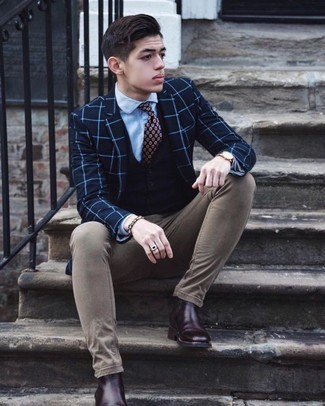 Какие классические рубашки носить с коричневыми джинсами в 20 лет мужчине в стиле смарт-кэжуал: Если не знаешь, что надеть на учебу или на работу, классическая рубашка и коричневые джинсы — беспроигрышный выбор. Хотел бы привнести в этот лук немного нарядности? Тогда в качестве обуви к этому образу, стоит обратить внимание на темно-пурпурные кожаные ботинки челси.