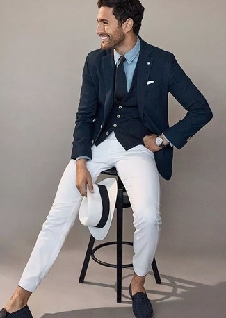 С чем носить темно-синий жилет: Сочетание темно-синего жилета и белых брюк чинос позволит составить стильный и мужественный лук. В тандеме с этим образом наиболее гармонично будут выглядеть темно-синие кожаные плетеные лоферы.