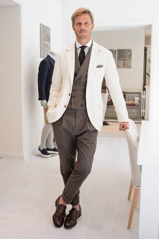 Как носить коричневые классические брюки с темно-коричневыми кожаными монками с двумя ремешками: Белый пиджак и коричневые классические брюки — хороший пример элегантного мужского стиля в одежде. Вкупе с этим луком прекрасно будут выглядеть темно-коричневые кожаные монки с двумя ремешками.