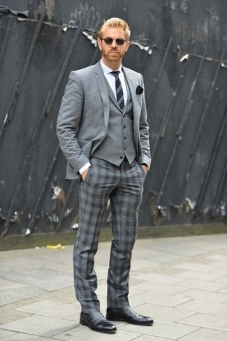 С чем носить серые классические брюки в шотландскую клетку мужчине: Серый шерстяной пиджак в паре с серыми классическими брюками в шотландскую клетку — прекрасный пример строгого делового стиля. Пара черных кожаных ботинок челси позволит сделать образ более цельным.