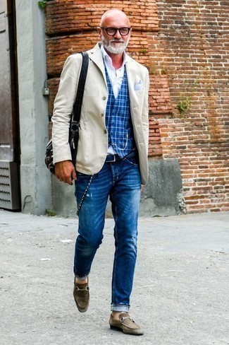 С чем носить рваные джинсы за 50 лет мужчине в стиле смарт-кэжуал: Сочетание бежевого пиджака и рваных джинсов позволит выглядеть стильно, но при этом выразить твою индивидуальность. Хочешь сделать образ немного строже? Тогда в качестве дополнения к этому луку, стоит выбрать темно-коричневые замшевые лоферы.