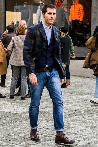 Как носить синие джинсы с темно-синим пиджаком в шотландскую клетку мужчине осень: Для вечера в кино или кафе великолепно подходит лук из темно-синего пиджака в шотландскую клетку и синих джинсов. Теперь почему бы не привнести в повседневный лук толику изысканности с помощью темно-коричневых кожаных туфель дерби? Остановив выбор на таком осеннем ансамбле, будь уверен, ты будешь выглядеть на все сто.