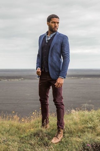 Как носить темно-синий пиджак с красными брюками чинос в теплую погоду: Сочетание темно-синего пиджака и красных брюк чинос — чудесный пример привлекательного офисного стиля для джентльменов. Весьма уместно здесь будут выглядеть светло-коричневые кожаные повседневные ботинки.