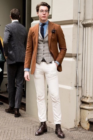 Какие пиджаки носить с белыми брюками чинос осень: Образ из пиджака и белых брюк чинос выглядит отменно, согласен? Вместе с этим ансамблем стильно выглядят темно-коричневые кожаные повседневные ботинки. В таком классном луке грустить по уходящему лету просто не представляется возможным.
