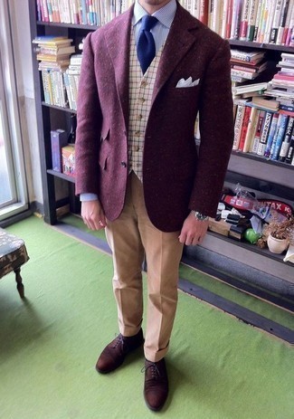 С чем носить пурпурный шерстяной пиджак мужчине: Пурпурный шерстяной пиджак и светло-коричневые классические брюки — прекрасный лук для мероприятия в фешенебельном заведении. Темно-коричневые замшевые туфли дерби станут классным завершением твоего ансамбля.