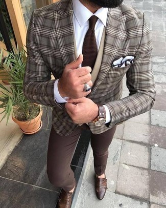 Как носить коричневый пиджак в шотландскую клетку с белой классической рубашкой мужчине: Комбо из коричневого пиджака в шотландскую клетку и белой классической рубашки позволит воплотить строгий деловой стиль. Сбалансировать образ и добавить в него чуточку классики помогут коричневые кожаные монки с двумя ремешками.