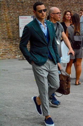 С чем носить темно-зеленую куртку в 30 лет мужчине осень в деловом стиле: Несмотря на то, что это довольно консервативный ансамбль, тандем темно-зеленой куртки и серых классических брюк всегда будет нравиться джентльменам, пленяя при этом дамские сердца. И почему бы не разнообразить образ с помощью темно-синих слипонов из плотной ткани? Такой лук будет приятно примерить на себя в непогожий осенний день.