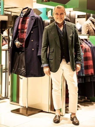С чем носить темно-зеленую куртку за 50 лет мужчине осень в деловом стиле: Если ты приписываешь себя к той редкой категории парней, разбирающихся в том, что стильно, а что нет, тебе понравится тандем темно-зеленой куртки и бежевых джинсов. Хочешь привнести сюда нотку классики? Тогда в качестве дополнения к этому образу, стоит выбрать коричневые кожаные лоферы. Разве это не превосходное тандем в прохладную осеннюю погоду?