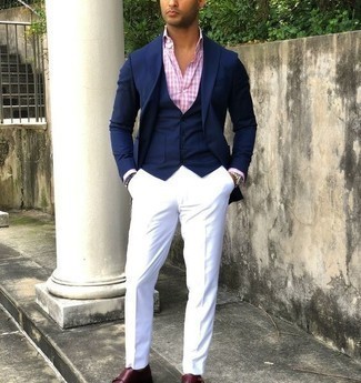 Модный лук: темно-синий пиджак, темно-синий жилет, розовая классическая рубашка в клетку, белые классические брюки