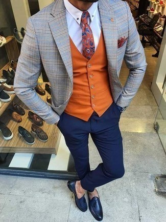 С чем носить оранжевый галстук с "огурцами" в 30 лет мужчине осень: Ты будешь выглядеть безупречно в голубом пиджаке в шотландскую клетку и оранжевом галстуке с "огурцами". Вкупе с этим ансамблем удачно смотрятся темно-синие кожаные лоферы с кисточками. Разве это не здоровское решение в пасмурный осенний день?