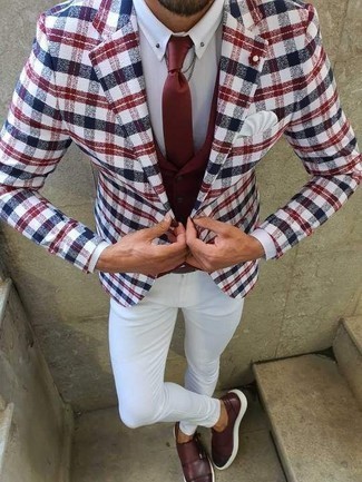 С чем носить бело-коричневый пиджак в шотландскую клетку в 30 лет мужчине в теплую погоду: Сочетание бело-коричневого пиджака в шотландскую клетку и белых джинсов — хороший вариант для воплощения мужского лука в стиле смарт-кэжуал. Этот лук получает новое прочтение в сочетании с темно-красными кожаными монками с двумя ремешками.