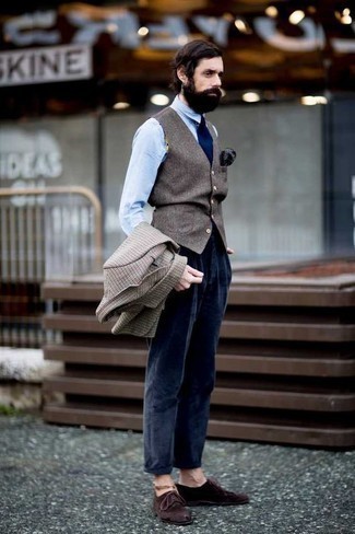 С чем носить светло-коричневый пиджак в клетку в 30 лет мужчине в теплую погоду в деловом стиле: Комбо из светло-коричневого пиджака в клетку и темно-синих вельветовых брюк чинос может стать прекрасным офисным луком. Если ты не боишься применять в своих образах разные стили, из обуви можешь надеть темно-коричневые замшевые туфли дерби.