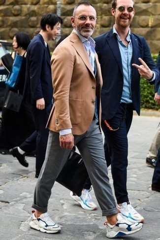 С чем носить бело-пурпурные кроссовки за 50 лет мужчине: Согласись, дуэт светло-коричневого пиджака и серых брюк чинос смотрится очень выигрышно? Чтобы образ не получился слишком вычурным, можно закончить его бело-пурпурными кроссовками.