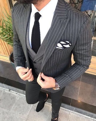 С чем носить черно-белый вязаный галстук мужчине в теплую погоду в деловом стиле: Комбо из темно-серого пиджака в вертикальную полоску и черно-белого вязаного галстука поможет реализовать строгий мужской стиль. Что касается обуви, черные замшевые монки с двумя ремешками — самый удачный вариант.