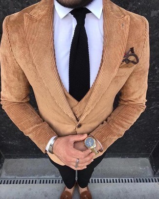 С чем носить зелено-желтые часы мужчине осень в деловом стиле: Сочетание светло-коричневого вельветового пиджака и зелено-желтых часов - очень практично, и поэтому идеально для воплощения интересного повседневного стиля. Сбалансировать образ и добавить в него немного классики позволят коричневые замшевые лоферы. Безусловно, подобное сочетание одежды будет выглядеть прекрасно осенью.