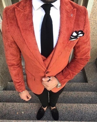 С чем носить бело-черный нагрудный платок в 30 лет: Если ты ценишь удобство и практичность, оранжевый пиджак и бело-черный нагрудный платок — отличный выбор для привлекательного мужского лука на каждый день. Уравновесить ансамбль и добавить в него немного классики помогут черные замшевые лоферы с кисточками.