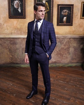 С чем носить синий шелковый галстук мужчине в деловом стиле: Темно-синий пиджак в шотландскую клетку в паре с синим шелковым галстуком позволит создать незабываемый мужской образ. Если говорить об обуви, черные кожаные оксфорды являются хорошим выбором.