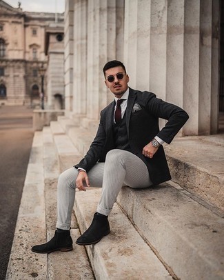 Какие ботинки челси носить с темно-серым пиджаком мужчине: Комбо из темно-серого пиджака и серых брюк чинос в вертикальную полоску — замечательный пример привлекательного офисного стиля для молодых людей. Завершив образ ботинками челси, получим неожиданный результат.